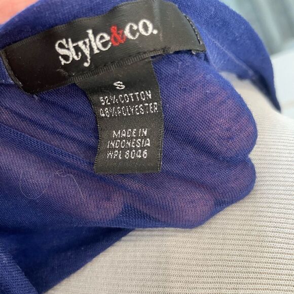 Blue v neck, slightly sheer, knot in front, small run in fabric. - Picture 6 of 6